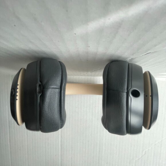 Beats Studio3 Wireless Noise Cancelling On-Ear Headphones - Picture 3 of 10